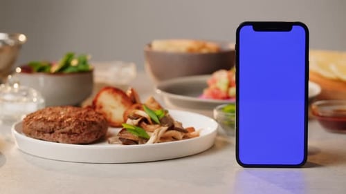 Elegante aplicación de mesa de reservas para restaurantes, aplicación telefónica de entrega con pantalla verde Chroma Key