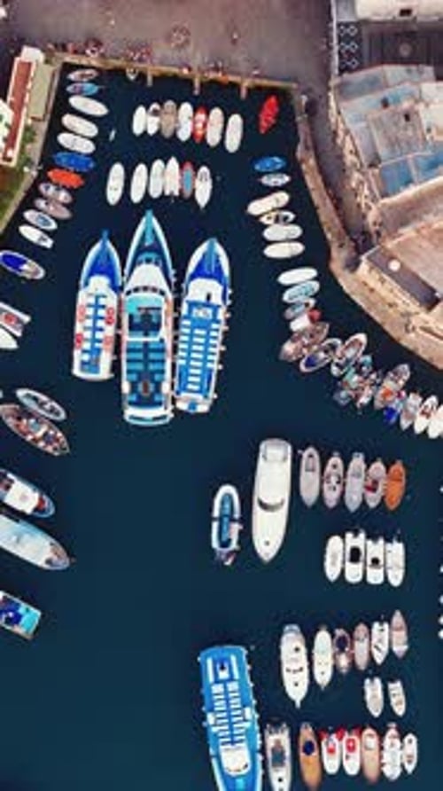 Barcos del puerto de Camogli atracados y amarrados en Liguria, Italia