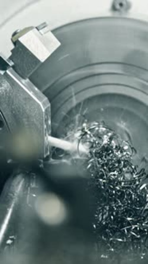 Präzises Metallschneiden mit Funken, die von der CNC-Drehmaschine fliegen