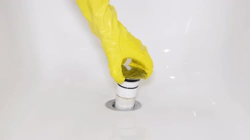 O dreno da banheira está completamente entupido com cabelo humano. Meios para limpar canos e encanamentos