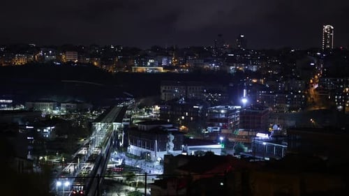 Nachtstadt, ankommende Züge an der Metrostation