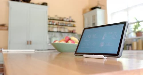 Gros plan de la tablette avec la maison intelligente à l'écran sur des fruits dans un bol dans la cuisine, Ralenti