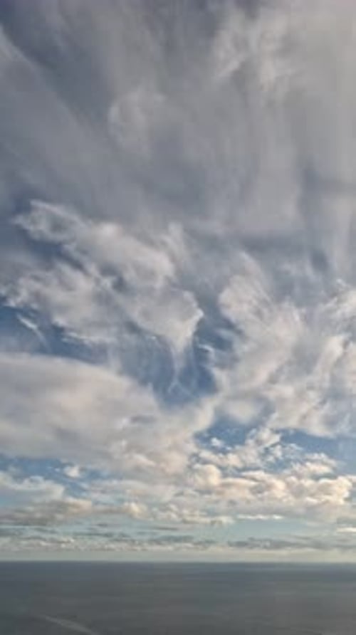 Timelapse : cumulus moelleux se déplaçant dans un ciel lumineux au coucher du soleil, nature aérienne abstraite, océan d'été