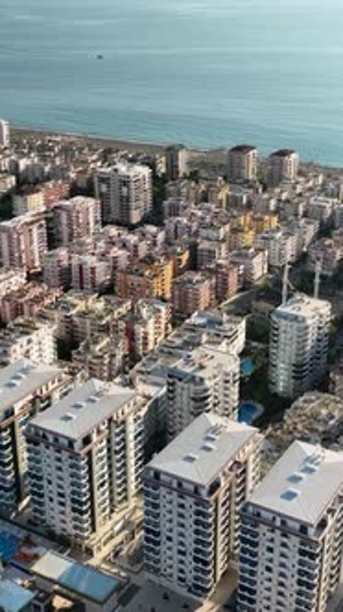Vídeo vertical, vista aérea, obra de construcción, obra en obra
