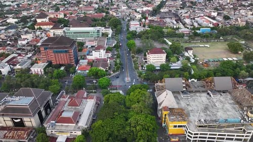 Verkehr auf der Slamet Riyadi Street in Surakarta. Drohne enthüllen das indonesische Großstadtbild
.