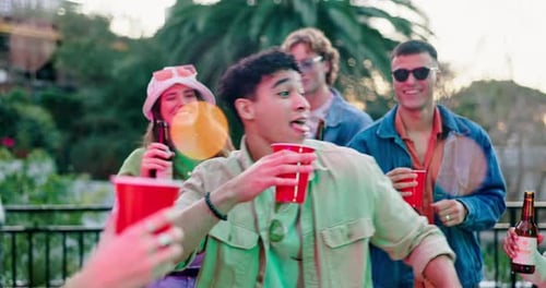 Quintal, baile ou homem feliz em festa com amigos, bebidas ou reunião para lembrar