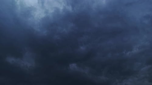 Nuvens escuras em timelapse 4K no céu.