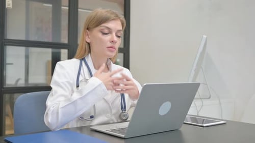 Ärztin führt Video-Chat über Laptop durch