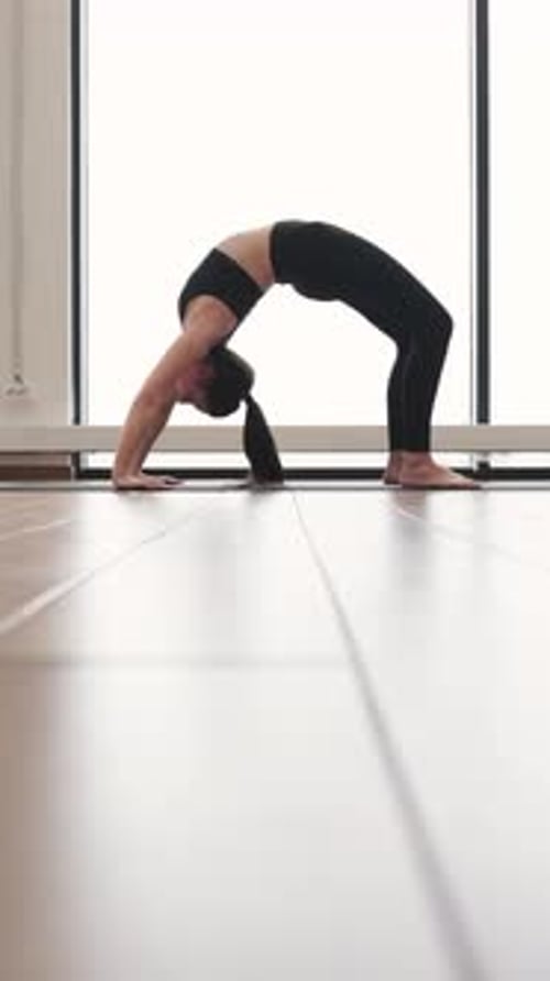 Femme faisant une pose de pont de yoga