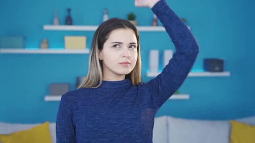 Mujer joven sudorosa que se aplica desodorante para evitar el olor a sudor.