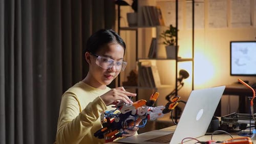 Girl Creates Robot Hand at Home Workshop
