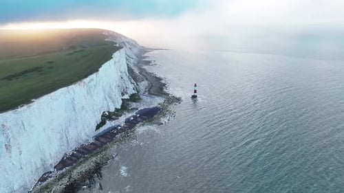 Vidéo par drone du phare de Belle Tout en Angleterre