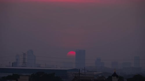 Puesta de sol sobre el horizonte de la ciudad