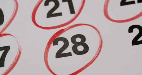 Primer plano del calendario con fechas importantes marcadas y resaltadas en rojo