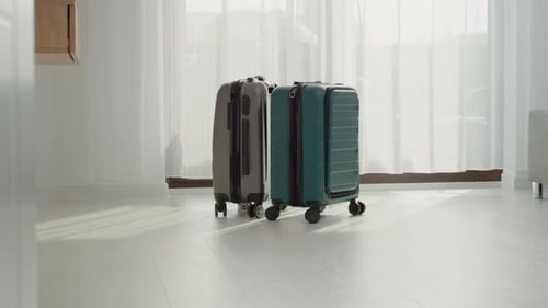 Valises de voyage près de la fenêtre en pleine lumière