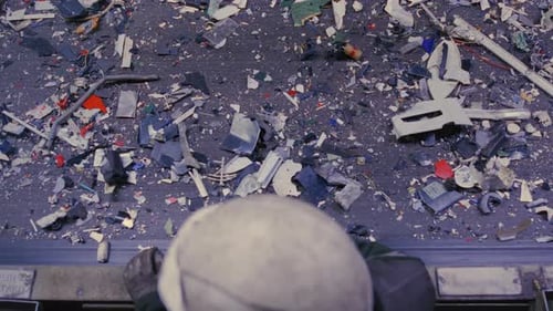 Man sortiert Müll, Elektronik- oder Plastikmüll-Recyclinganlage oder Müllfabrik, Förderband