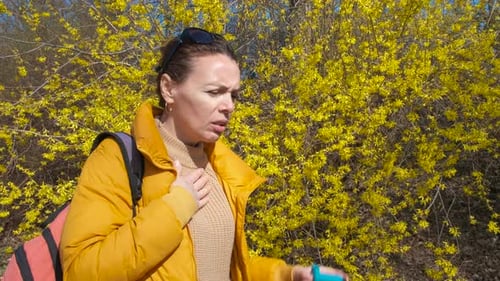 Une femme souffre d'allergie pendant la floraison