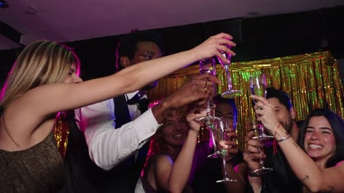 Amigos brindando na festa de Ano Novo em câmera lenta