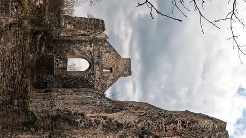 Ruinen der mittelalterlichen Burg Sigulda, Lettland. Alte Festung am sonnigen Frühlingstag. Vertikale 4K-Videoaufnahme