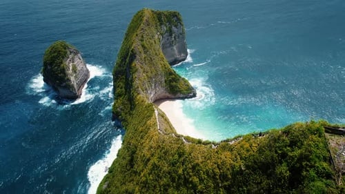 Kelingking Beach auf der Insel Nusa Penida, Bali, Indonesien, Luftaufnahme des grünen tropischen Kap und des Ozeans
