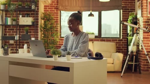 Un travailleur indépendant à domicile commence sa journée