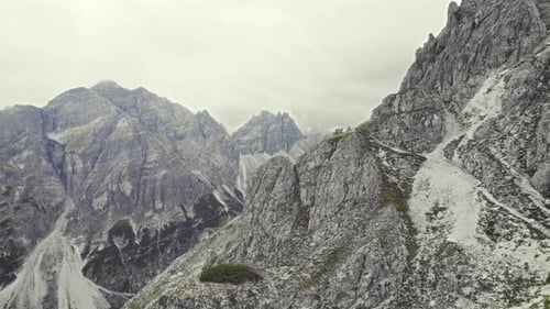 Belle vue aérienne des montagnes alpines 11er (Stubai, Autriche). Formations rocheuses passantes près du sommet