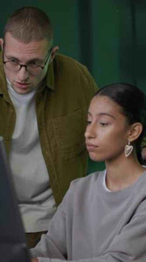 Unterrichtsprozess junger diverser Programmierer im Computerbüro