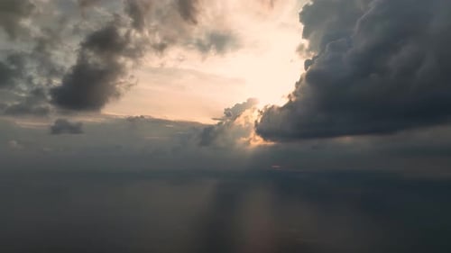 Vista aérea de una puesta de sol en color Dramático sobre el mar,
