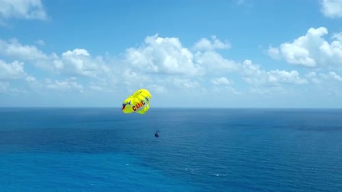Cacun, Q.R.//USA - 4. Juni 2017: Parasailing in der Karibik Von