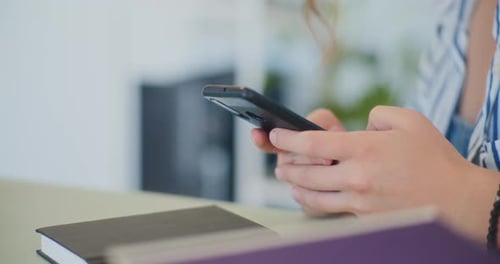 Nahaufnahme einer Frau, die auf dem Smartphone eine SMS schreibt