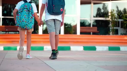 Estudantes de perto caminhando para o ensino fundamental e médio de volta às aulas