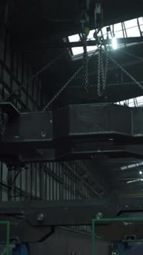 Vue à angle réduit d'un grand détail métallique sur les suspensions de Factory Clip Suspension Systems avec