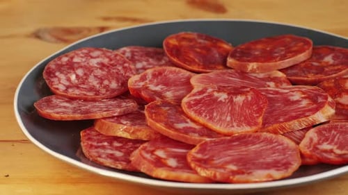 Mélange de saucisses de porc espagnoles, planche à découper d'appétissante collation catalane, fuet, jamon, chorizo, olives