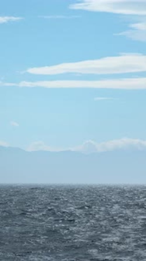 Wunderschöne Meereslandschaft vom Wasser zum Berg am Horizont Clip-View Vom schwimmenden Boot zum Meereshorizont und