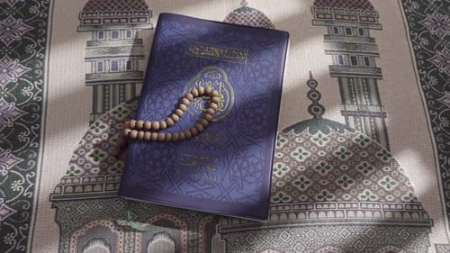 Gebetsperlen aus Holz ruhen auf dem Koran