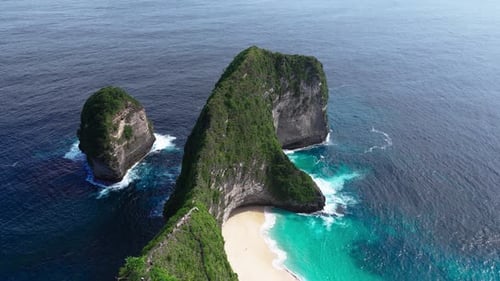 Küstenklippe und ikonischer Kelingking-Strand, Luftaufnahme