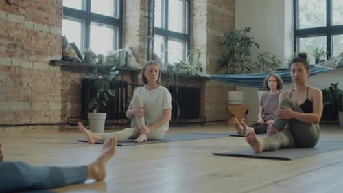 Professeur de yoga et femmes pratiquant l'asana