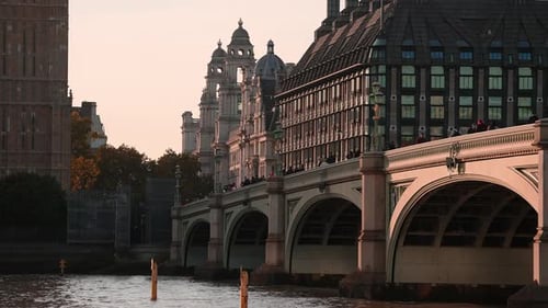 Vista do tráfego da Ponte de Westminster perto da Torre do Relógio Big Ben em Londres