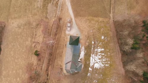 Vue aérienne d'une église au milieu d'une colline recouverte d'herbe.