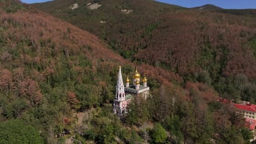 Vue aérienne de l'église commémorative de Shipka en automne, Bulgarie.
