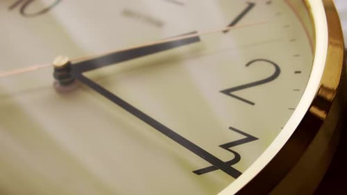 L'horloge murale indique l'heure de fonctionnement d'une horloge murale moderne. Vue rapprochée d'une horloge murale avec une horloge en marche