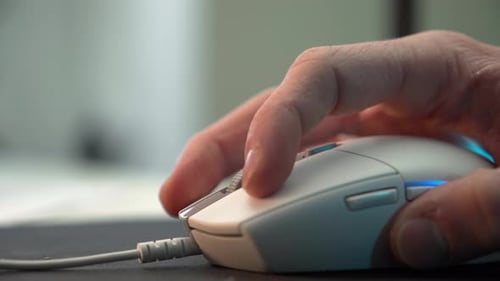 Nahaufnahme einer RGB-Maus über dem Mauspad
