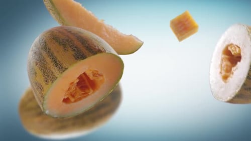 Fliegende Melone und Melonenscheiben auf blauem Hintergrund