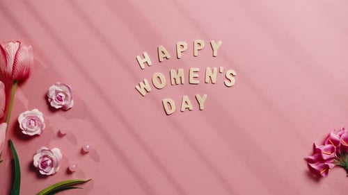 Canta el feliz día de la mujer sobre fondo rosa