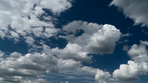 Ciel bleu avec des nuages en mouvement.