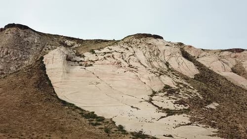 Vue aérienne Drone sur les pentes et les collines de grès blanc dans le parc national de Snow Canyon, Utah, États-Unis, Popular Hi