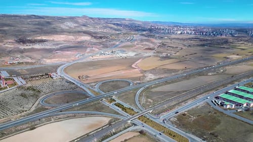 Une vue aérienne époustouflante d'une intersection massive, mettant en valeur le flux dynamique de la circulation et de la circulation