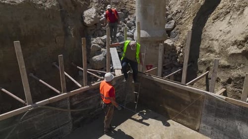 Das Bauteam von Aerial View plant die Arbeiten am Betonfundament