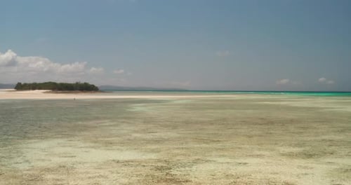 Bela vista de uma praia durante um dia ensolarado. Conceito: viagens, férias, paisagens