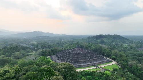 Luftaufnahmen des Borobudur-Tempels in Zentral-Java, Indonesien, mit seinen detaillierten Steinschnitzereien